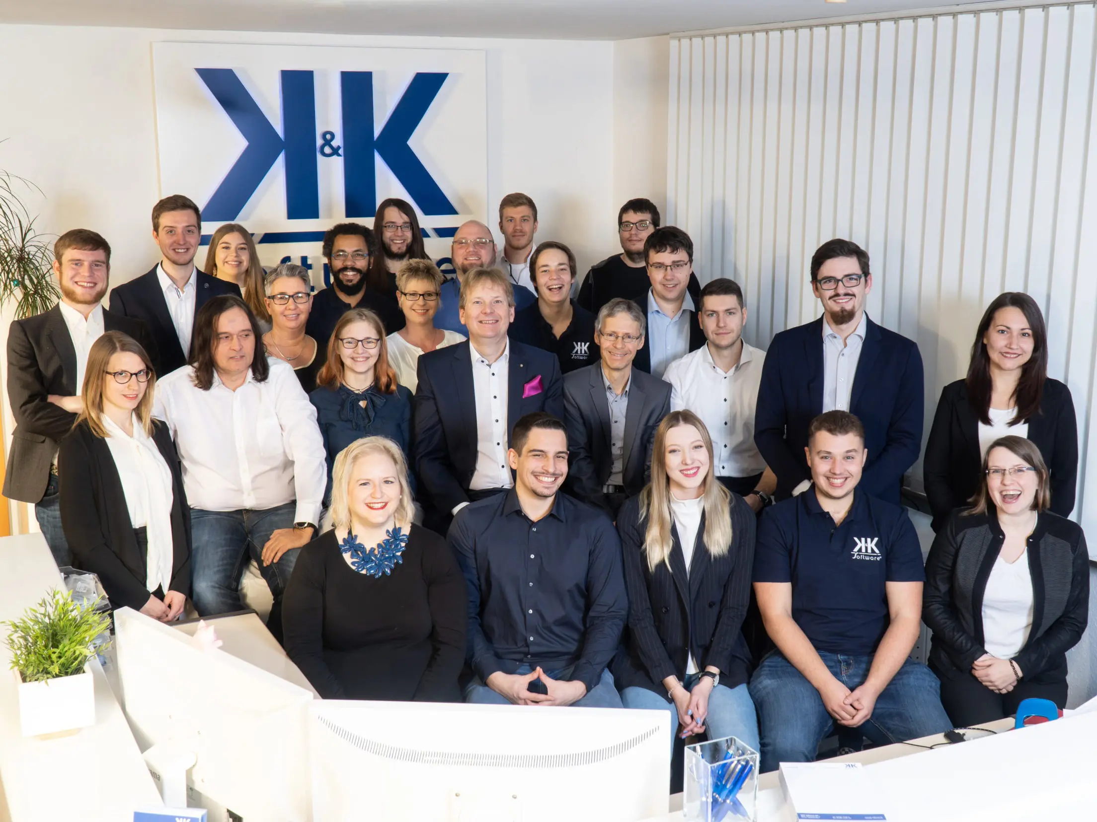 Das Foto zeigt die 27 Mitarbeiter der K&K Software AG.